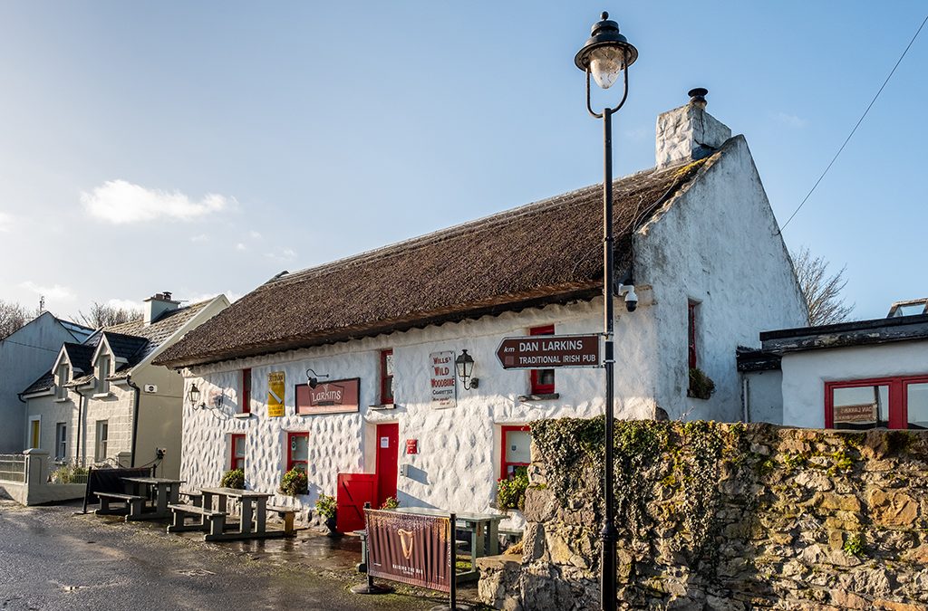 Larkins Bar and Restaurant – Garrykennedy